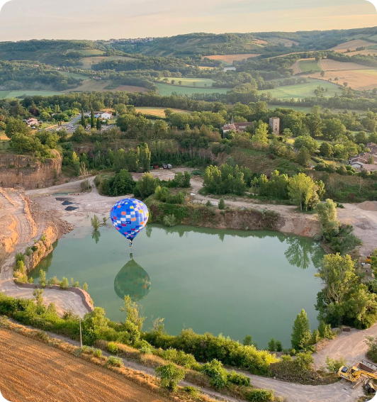 Survol d'un lac ABC d'air montgolfière