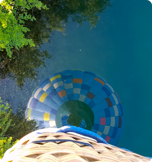 Reflet dans l'eau montgolfière ABC d'air