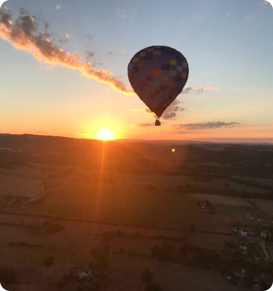 Lever de soleil devant les montgolfière ABC d'air